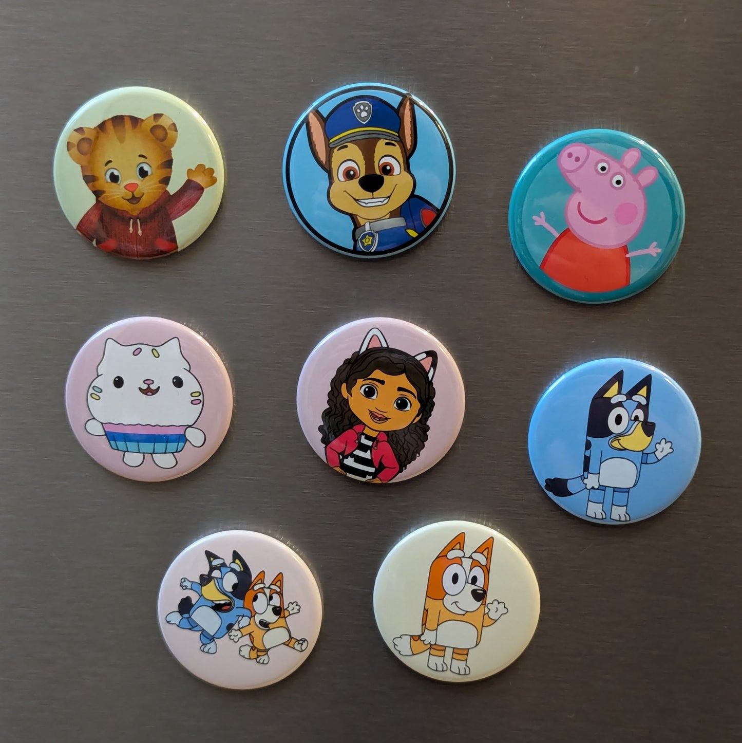 Personalizirani dječji magnet ili bedž s omiljenim crtanim junacima | 4cm
