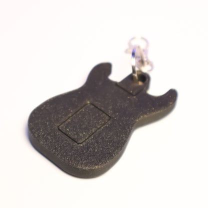 Privjesak za ključeve u obliku gitare inspiriran Fender Stratocasterom