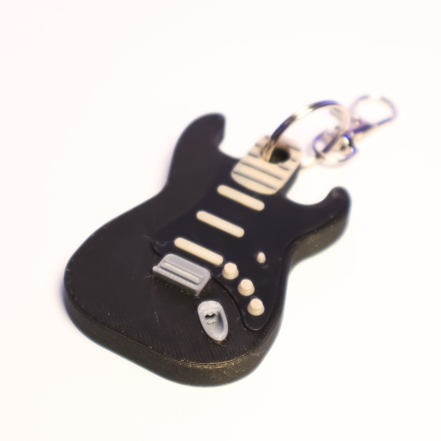 Privjesak za ključeve u obliku gitare inspiriran Fender Stratocasterom