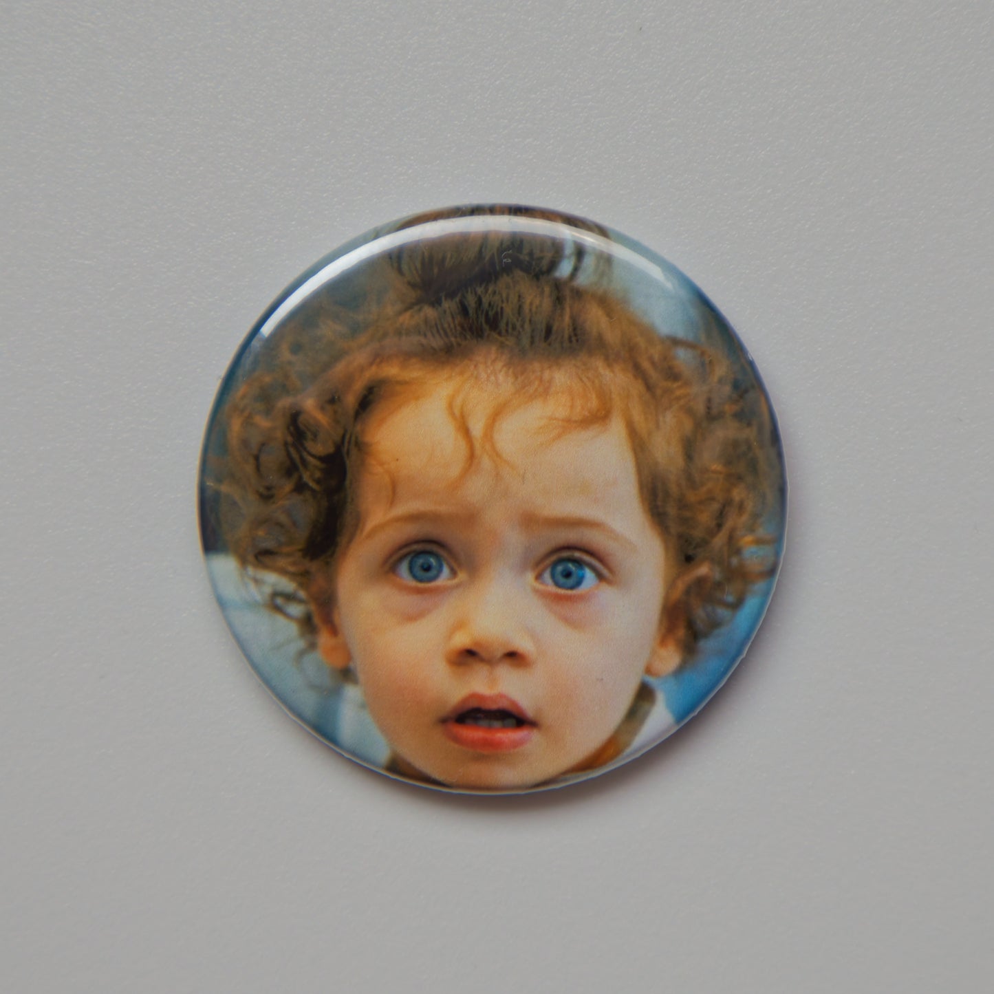 Dein Lieblingsfoto auf einem personalisierten Magneten oder Ansteck-Button | Runder Fotomagnet | 4cm