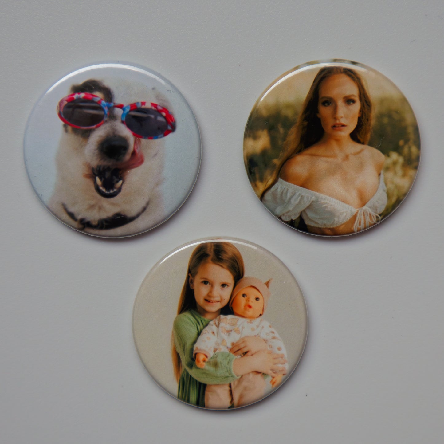 Dein Lieblingsfoto auf einem personalisierten Magneten oder Ansteck-Button | Runder Fotomagnet | 4cm