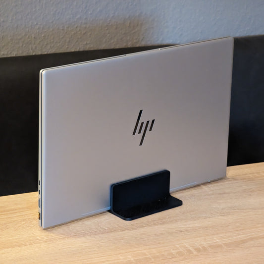 Moderno vertikalno postolje za laptop – lagano i minimalistično