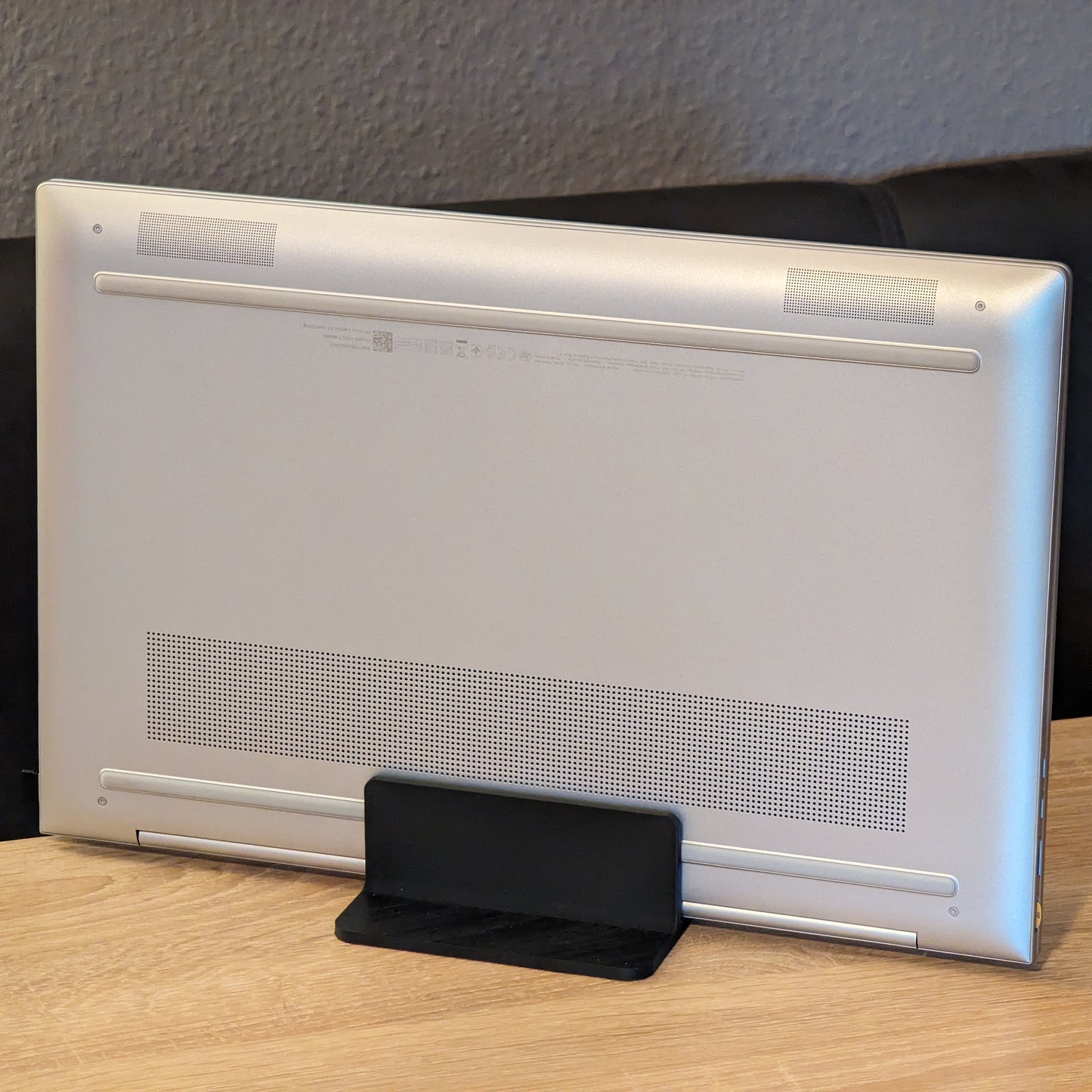 Minimalističko vertikalno postolje za laptop | Moderan stalak koji štedi prostor