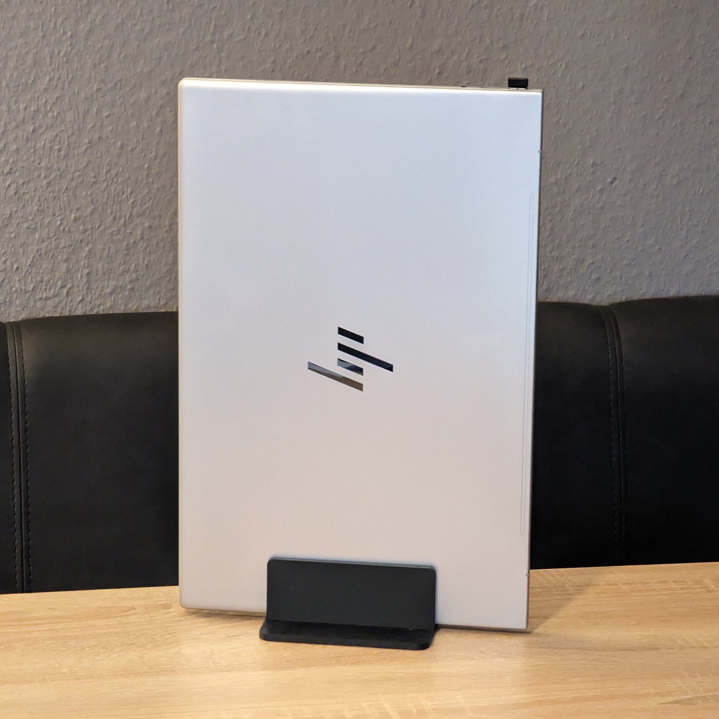 Minimalističko vertikalno postolje za laptop | Moderan stalak koji štedi prostor