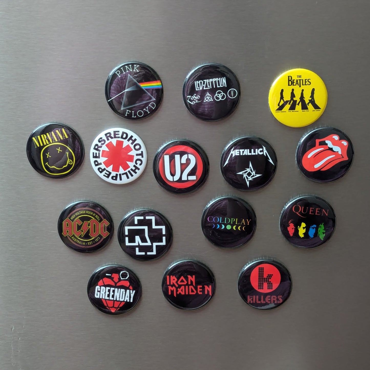 Magnet ili bedž s motivima glazbenih sastava | Rock, metal i retro stil | 4cm