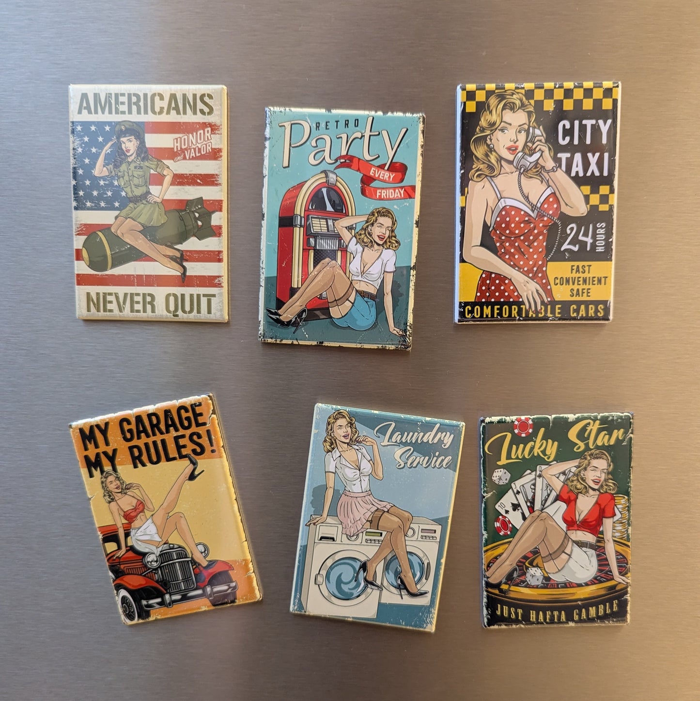 Vintage magneti za hladnjak s pin-up djevojkama | Dekor za mancave, bar i garažu | 8x5 cm