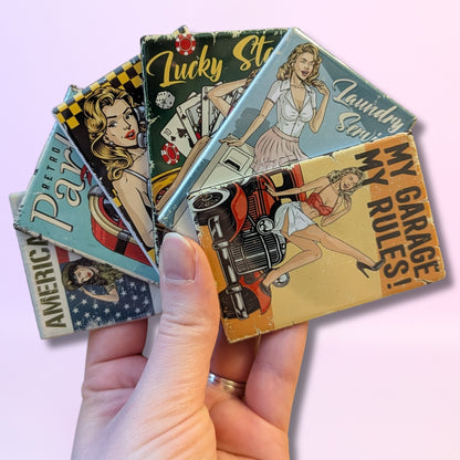 Vintage magneti za hladnjak s pin-up djevojkama | Dekor za mancave, bar i garažu | 8x5 cm