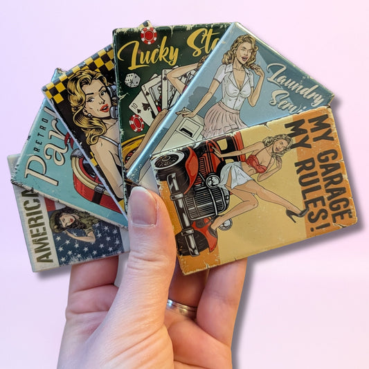 Vintage magneti za hladnjak s pin-up djevojkama | Dekor za mancave, bar i garažu | 8x5 cm