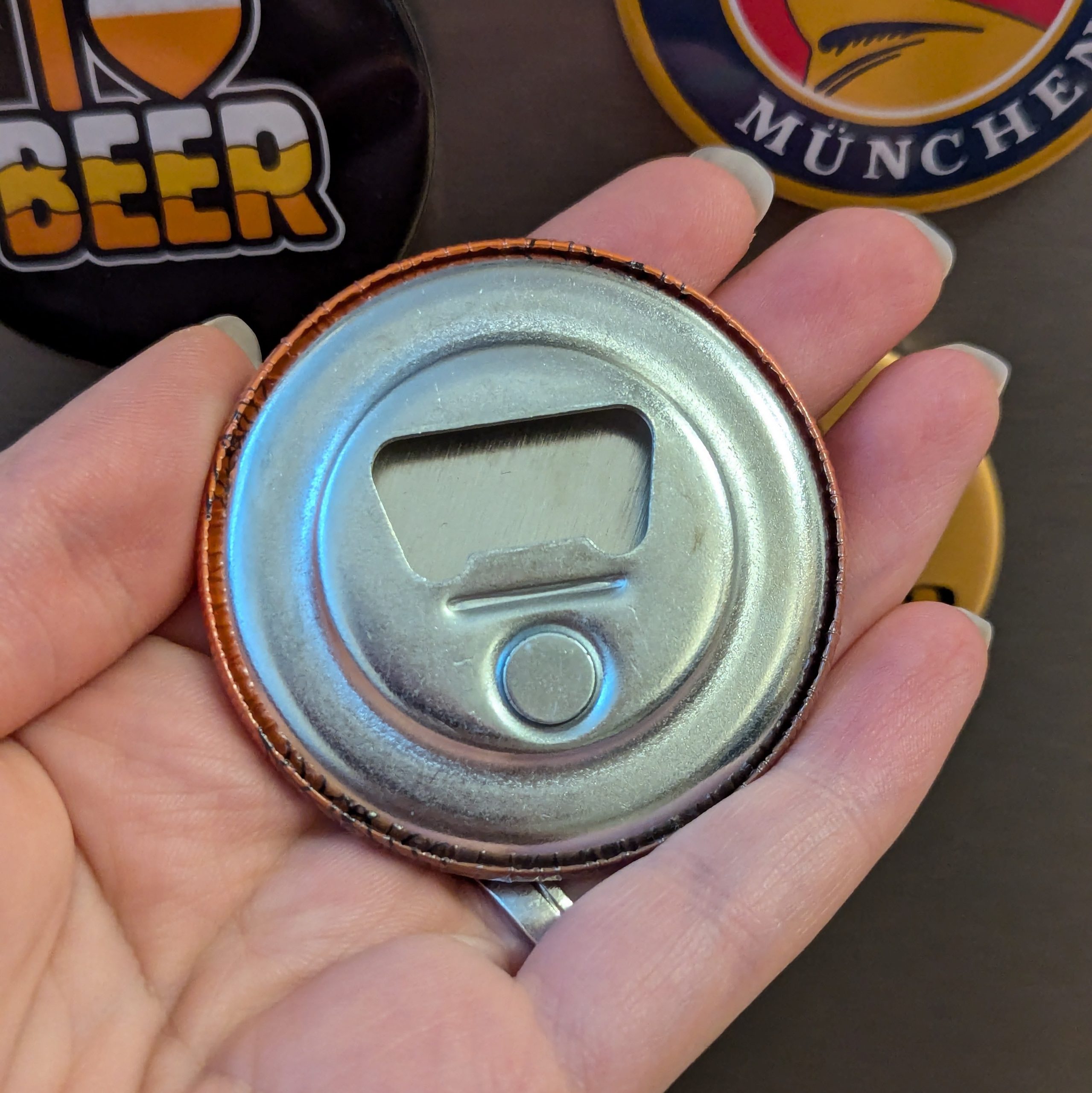 Magnetischer Flaschenöffner mit individuellem Text oder Bild - Personalisierter Bieröffner | Ø6 cm – Bild 3